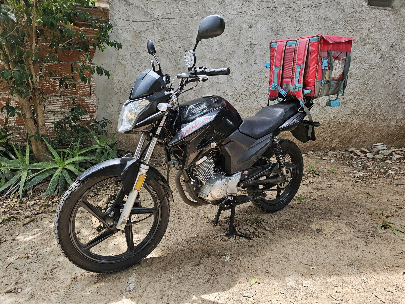 Moto Yamaha negra